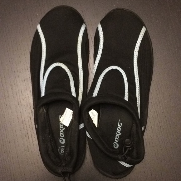 Shoes - Sz 9 water shoes